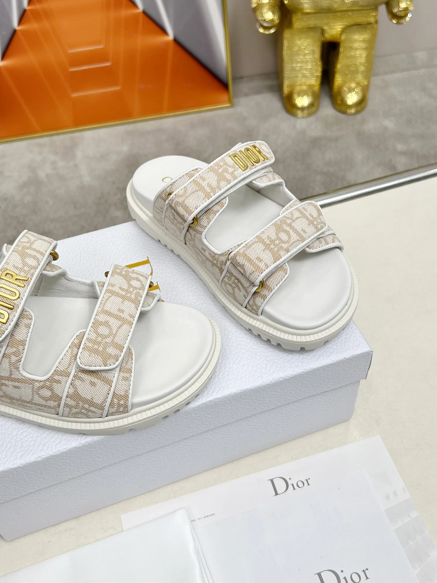 👟👟Ex-factory price 480👟👟Dior👏👏New classic style. 🔥Purchasing-level qualityThick-soled slippers popular in foreign counters. Upper➕Inner: original customized material, original mold opening of sole 1.1 (lightweight, code number 35-40 (41/42 can be customized)